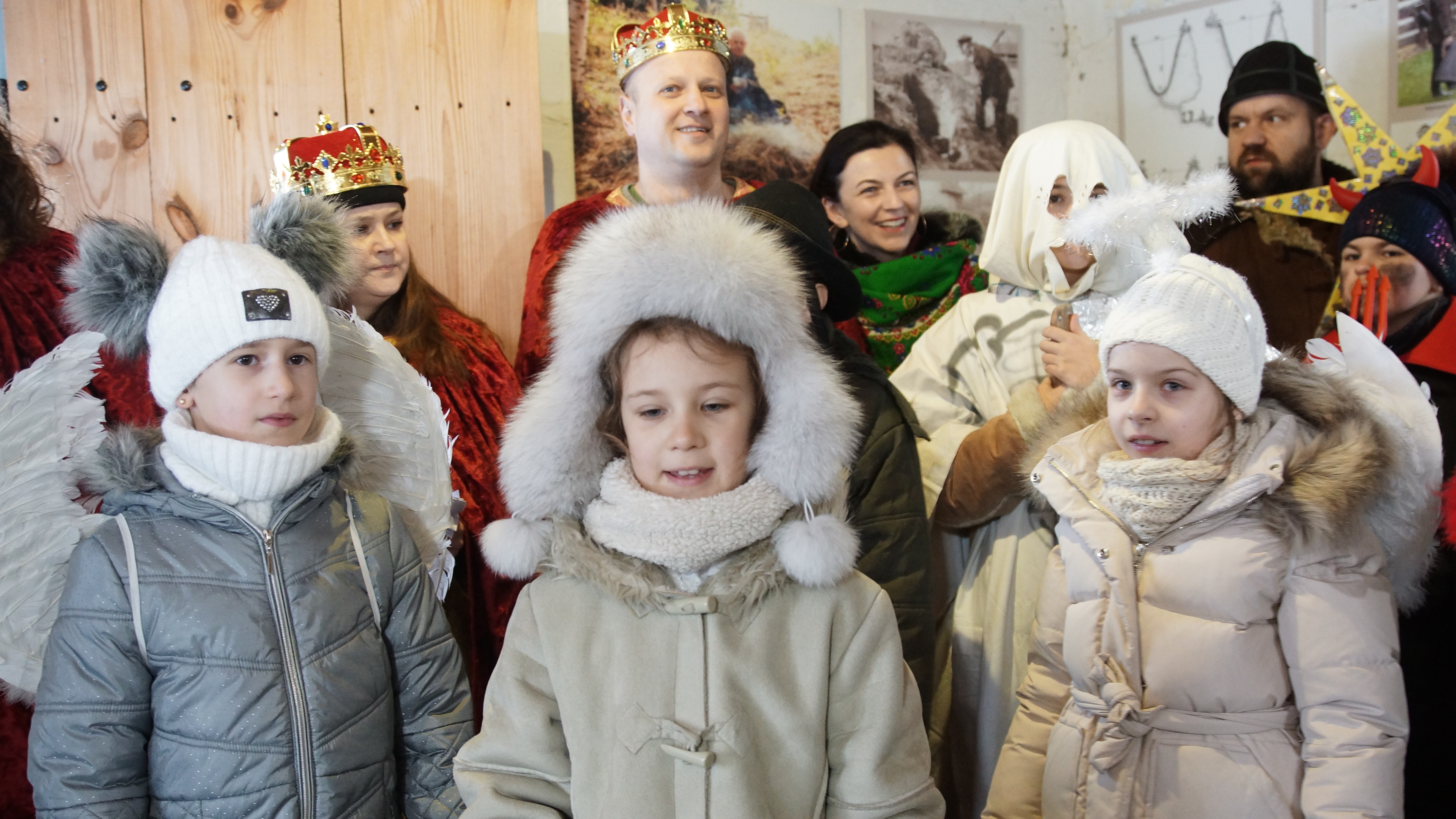 Troje dzieci w ubraniach zimowych 